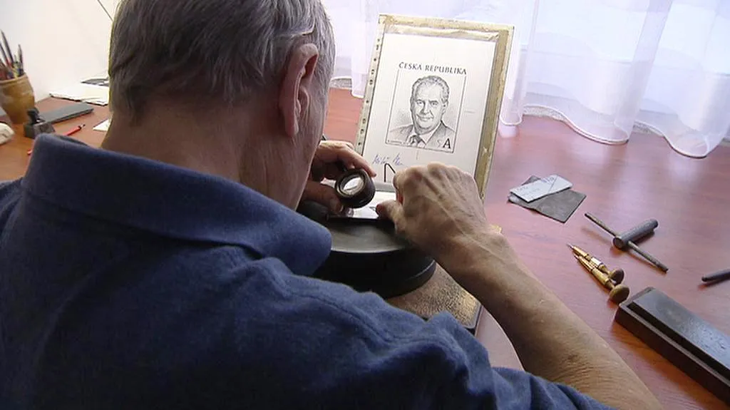 Miloš Ondráček při tvorbě známky s Milošem Zemanem