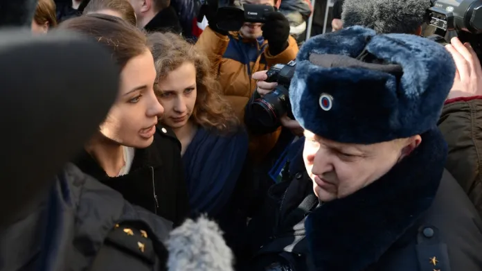 Členky Pussy Riot na demonstraci před moskevským soudem