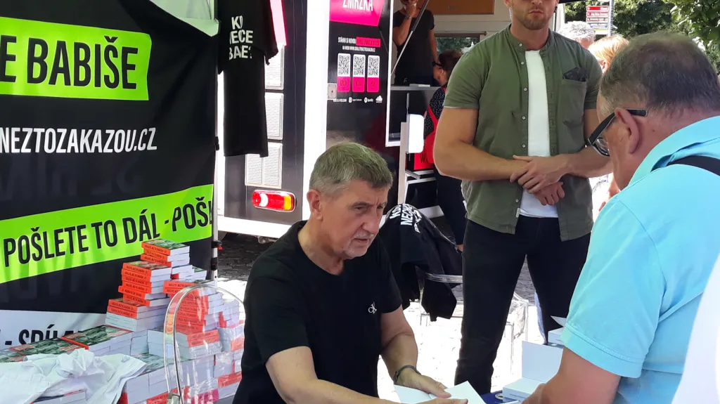 Předvolební setkání Andreje Babiše s autogramiádou v Průhonicích