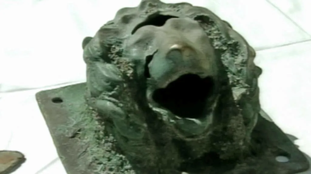 Potápěči našli bronzovou sošku lví hlavy