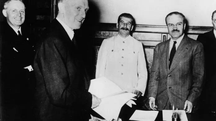 Podpis paktu Ribbentrop-Molotov o neútočení