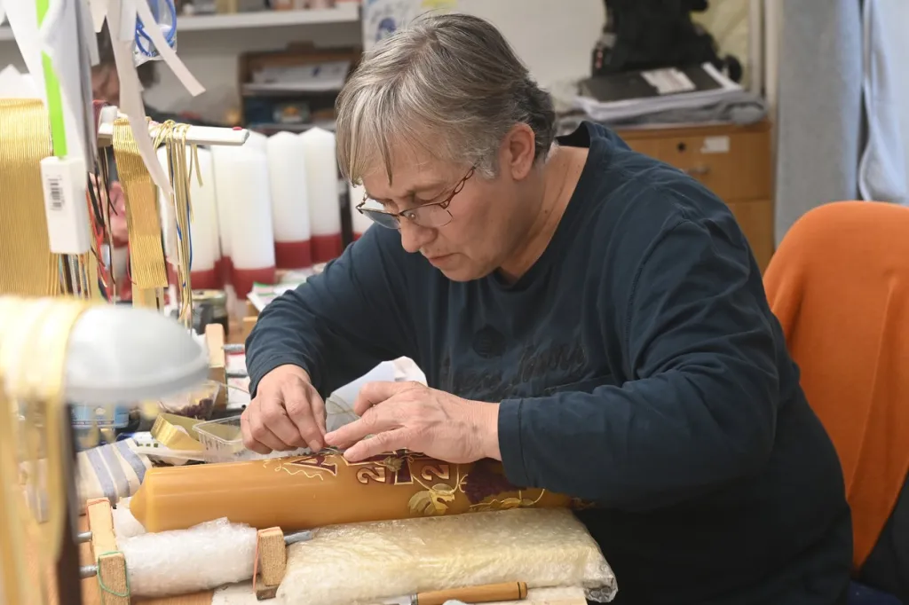 Chráněná dílna Palonín vyrábí velikonoční svíce