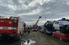 Požár zasáhl autovrakoviště v Praze. Hasiči ho už dostali pod kontrolu