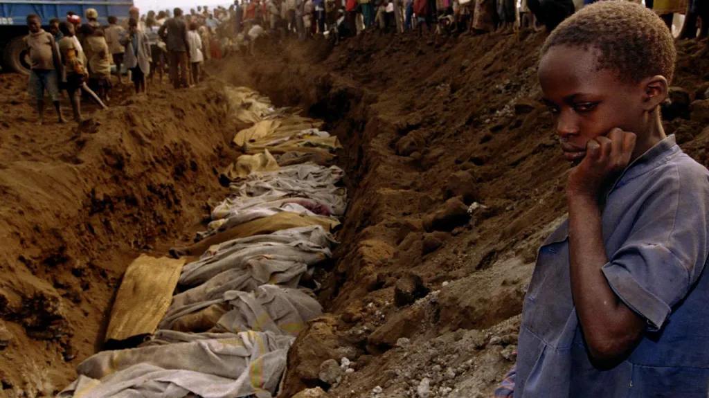 Jeden z masových hrobů ve Rwandě. Fotografie byla pořízena v roce 1994