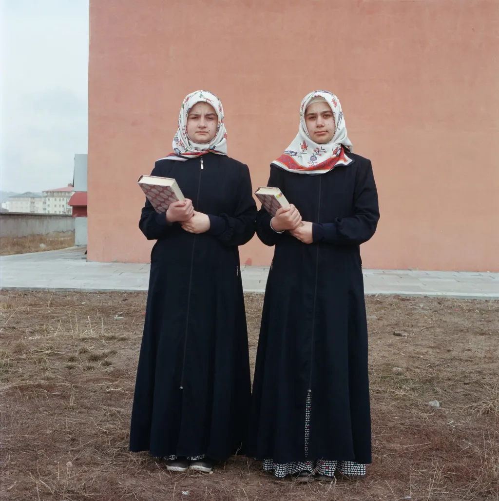 Nominace v kategorii Dlouhodobý projekt: Sabiha Cimen a její soubor Hafız: Guardians of the Qur'an (Háfizové: Strážci Koránu). Muslimové, kteří si pamatují kompletní znění Koránu, mohou před svým jménem používat titul „háfiz“