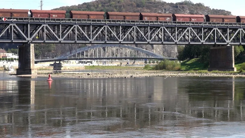 Nákladní lodě na Labe nesmí, vyrazili tam ale vodáci