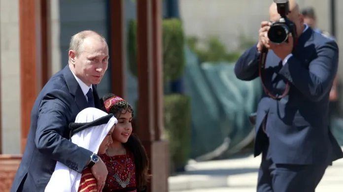 Vladimir Putin s palestinskými dětmi