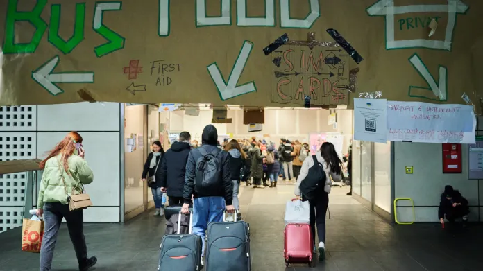 Provizorní centrum pomoci pro uprchlíky z Ukrajiny na berlínském hlavním nádraží