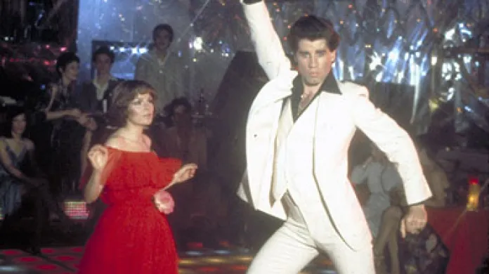 John Travolta a K. L. Gorneyová ve filmu Horečka sobotní noci