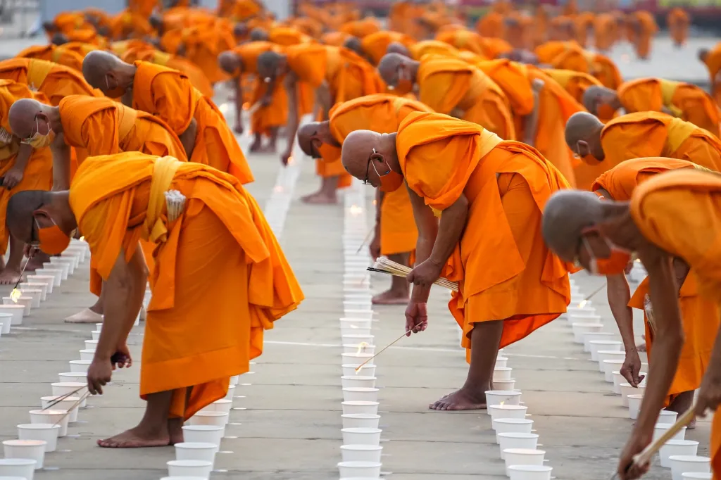 Oslavy buddhistického svátku Vesak v chrámovém komplexu Wat Phra Dhammakaya kousek od Bangkoku
