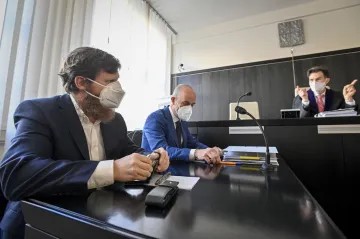 Pokuta České národní banky pro novináře Motejlka za manipulaci s trhem platí, rozhodl soud