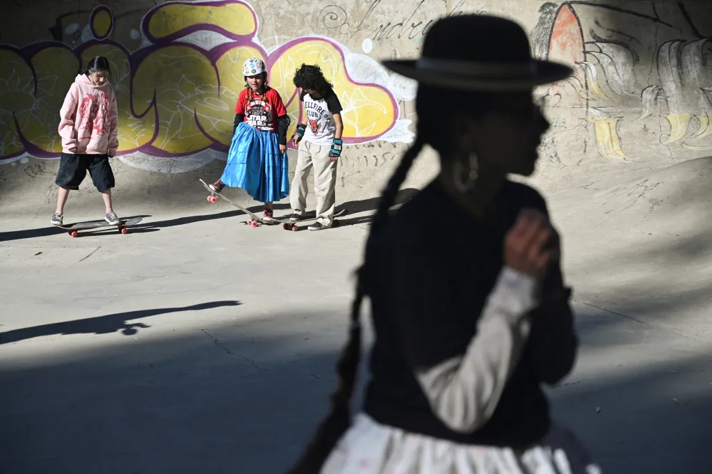 Bolivijské „cholitas“ předvádí své schopnosti na skateboardu
