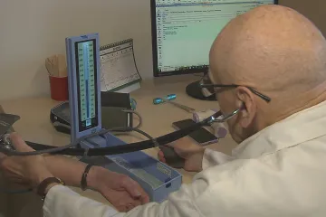 Pracujícím důchodcům se mají snížit sociální odvody, ze mzdy jim zůstanou stovky navíc