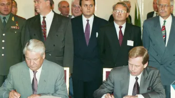 26. srpna 1993 (35 let po invazi vojsk Varšavské smlouvy) podepisuje Václav Havel s ruským prezidentem Borisem Jelcinem v Praze smlouvu o přátelských vztazích a spolupráci.