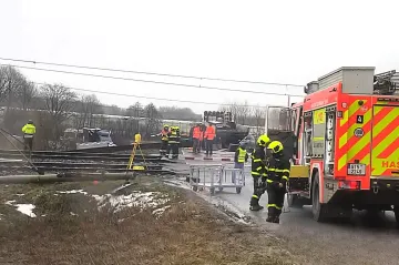 Hasiči odklidili trosky vlaku, který ve středu narazil do nákladního auta na Karvinsku