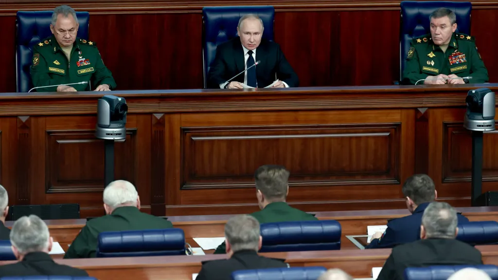 Zleva Sergej Šojgu, Vladimir Putin a Valerij Gerasimov