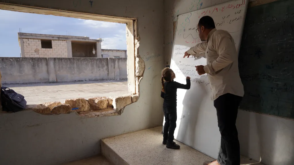 Syrské děti na okraji Idlíbu navštěvují válkou poničenou školu