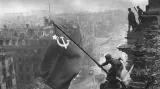 Ikonická fotografie z osvobození Berlína je podvrhem sovětské propagandy. Nebyla totiž vyfocena v den osvobození, ale o několik dní později jako aranžovaná fotografie