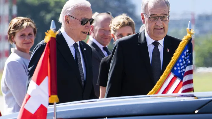 Joe Biden po příletu do Švýcarska s tamním prezidentem Guyem Parmelinem