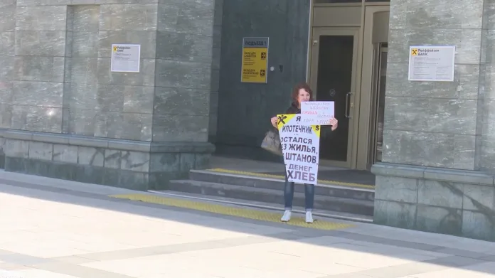 Galja Samorokovová protestuje před svou bankou