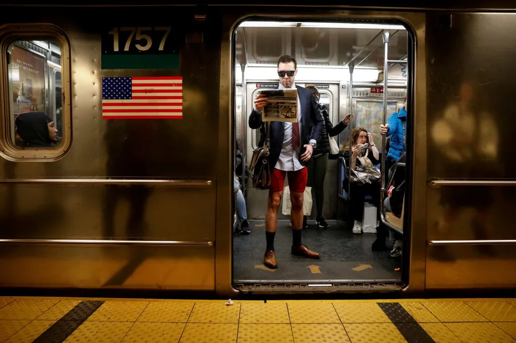 Američané oslavují v New Yorku recesistický svátek „Jízda metrem bez kalhot“ opravdovou jízdou bez kalhot