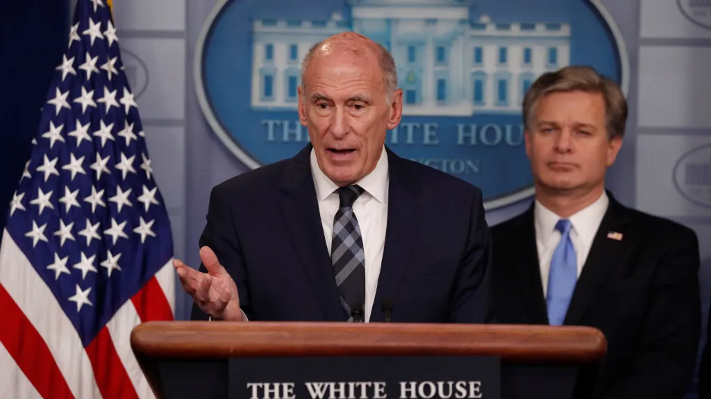 Šéf amerických tajných služeb Dan Coats a vedle něho ředitel FBI Christopher Wray
