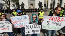 Aktivisté s hesly „Jazyk je zbraň“ či „Jazyk je naše bezpečnost“ demonstrují v Kyjevě za schválení zákona na podporu ukrajinštiny (duben 2019)