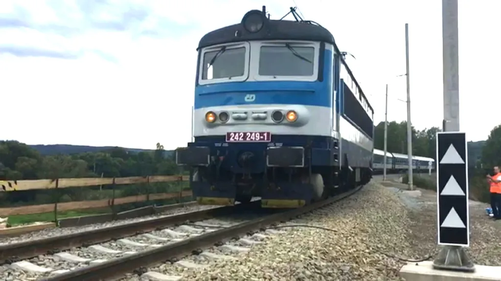 První vlak na opravené trati mezi Mariánskými Lázněmi a Chodovou Planou