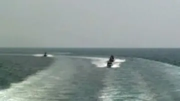 Íránské čluny v Hormuzském průlivu