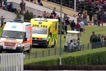 Žena zraněná při dostizích zůstává v nemocnici. Policie žádá o fotky a videa střetu s koněm