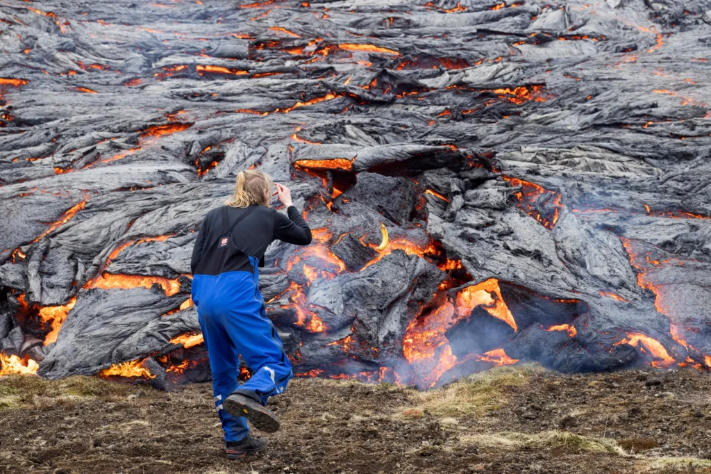 Vulkán, jehož dramatická páteční erupce rozzářila noční oblohu jasně červenou barvou, je na rozdíl od mnoha dalších islandských sopek poměrně dobře přístupný