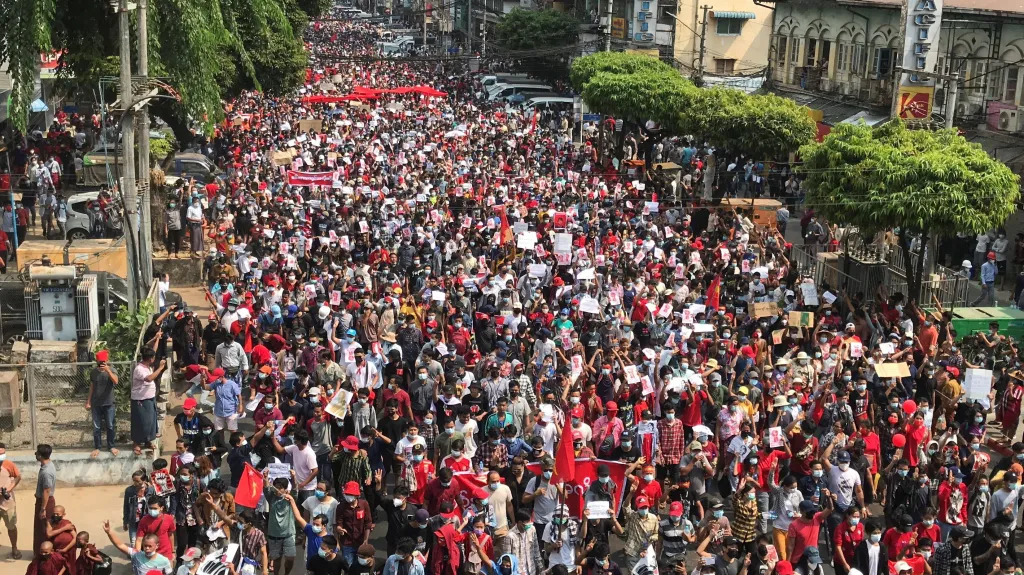 Nedělní protesty proti puči v myanmarském Rangúnu