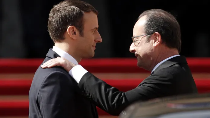 Emmanuel Macron a Francois Hollande při předávání prezidentského úřadu