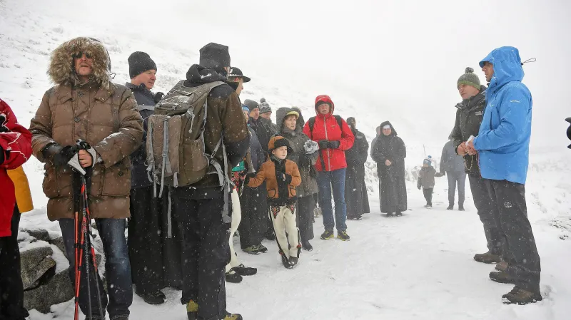 Účastníci modlitby v Tatrách (Kasprowy Wierch blízko Zakopaneho)