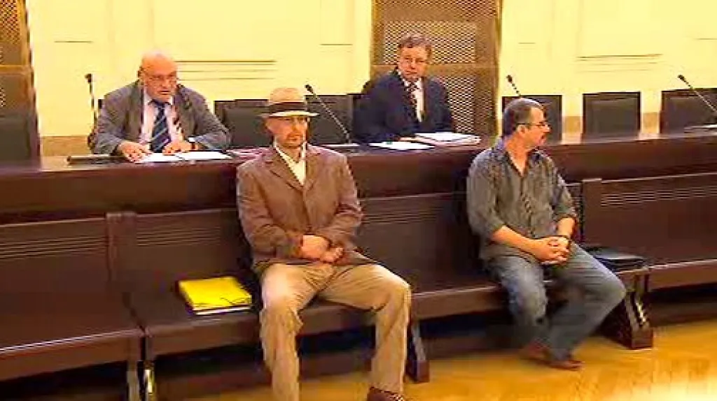 Marek Řičář (vlevo) u soudu