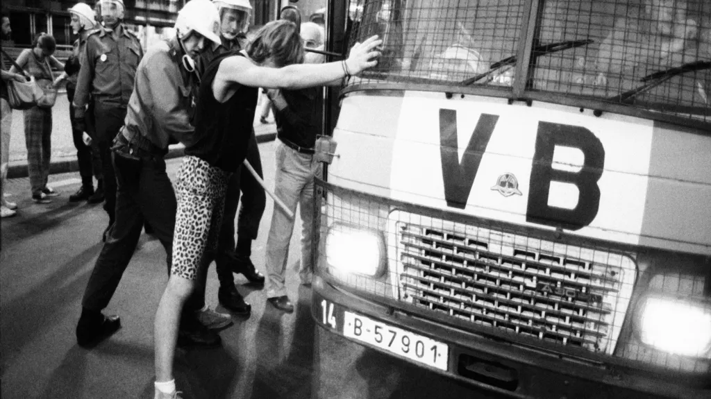 Policie při zákroku proti demonstrantům na Václavském náměstí 21. srpna 1989