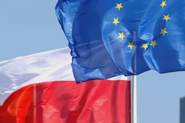 Polská opozice obviňuje vládnoucí stranu, že chce zemi vyvést z EU. Tusk navrhuje změnit Ústavu