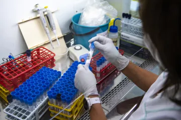 Počty nakažených covidem dál rostou, v pondělí přibylo přes sedmnáct tisíc nových případů