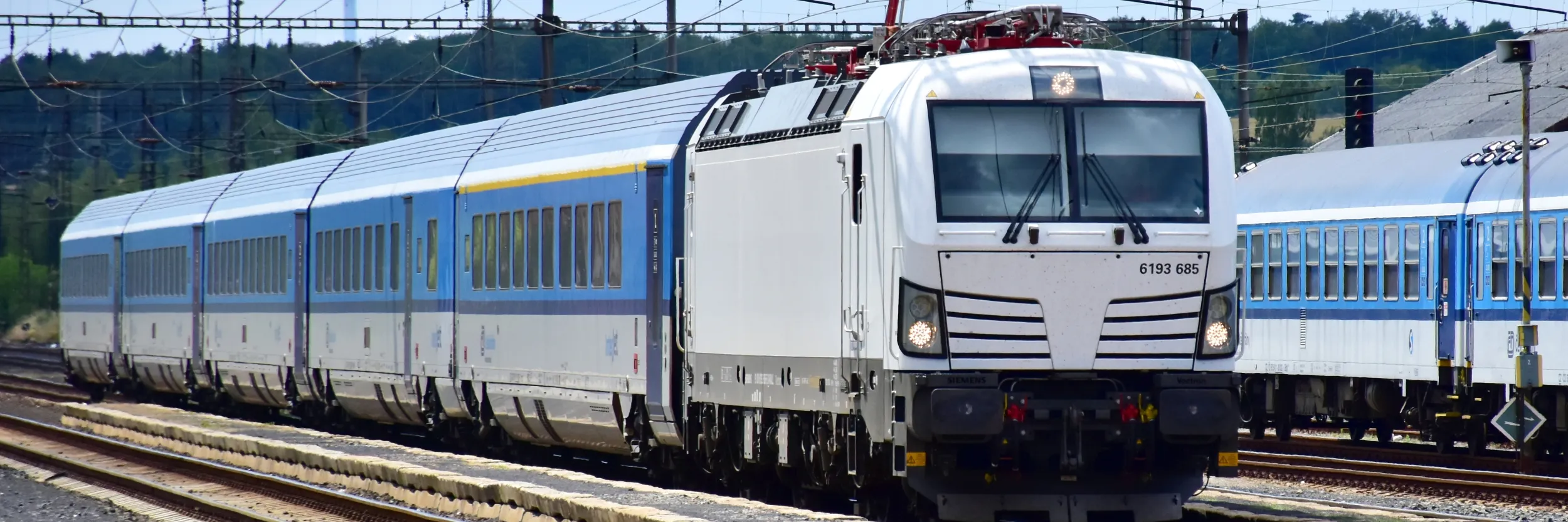 Vlak v Roudnici opět poškodil trakční vedení, provoz je plně obnoven