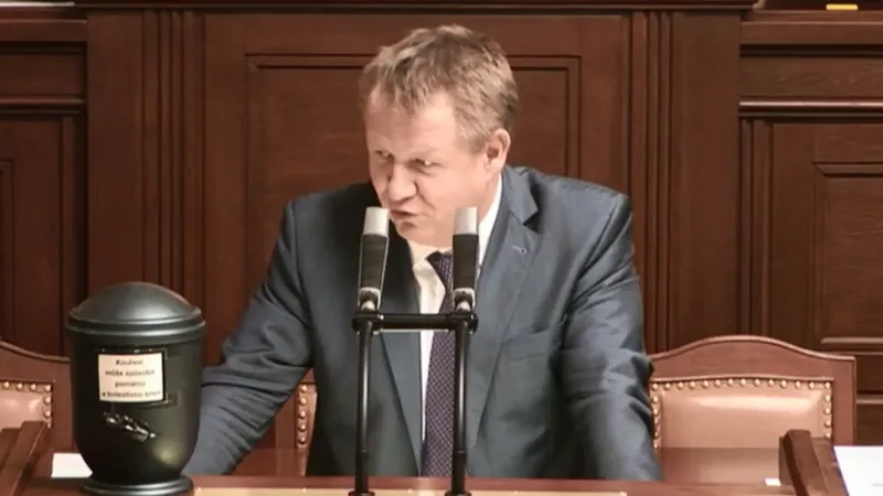 „Pořádný popelník,“ reagoval poslanec Lank na urnu, kterou donesl ministr Němeček