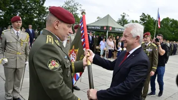 Miroslav Hlaváč (vlevo) přebírá funkci náčelníka generálního štábu