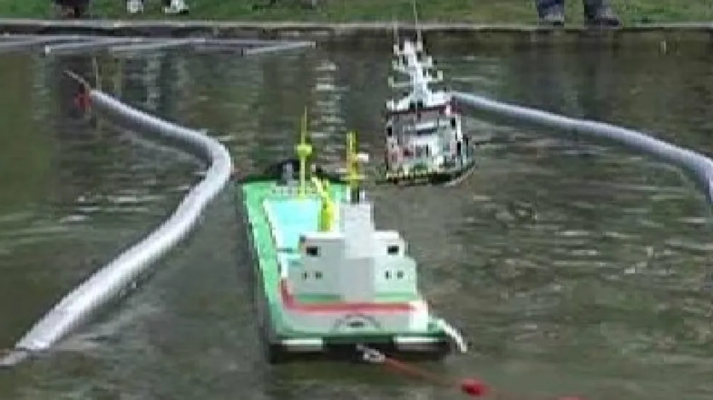 Lodní modely na závodním kanálu