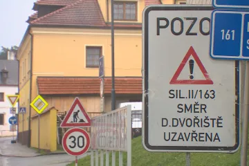 Průtah Vyšším Brodem přerušil výkop. Opravovanou silnicí neprojedou ani sanitky