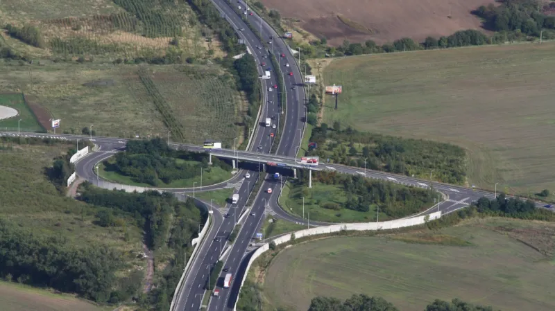 Štěrboholská spojka zatím plynule přechází v Pražský okruh. V budoucnu by měla na snímku nahoře být velká křižovatka, kde se bude radiála od okruhu odpojovat.