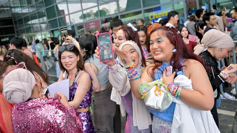 Takzvané swifties před koncertem v Singapuru