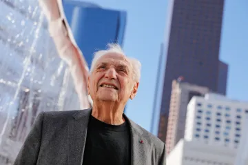 Zemřel architekt Tančícího domu Frank Gehry