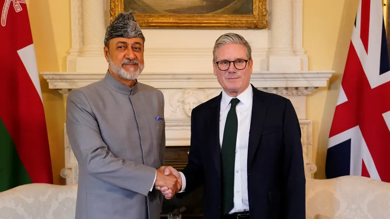 Ománský sultán Hajtham bin Tárik s britským premiérem Keirem Starmerem v srpnu 2024