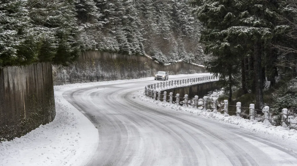 Zasněžená silnice