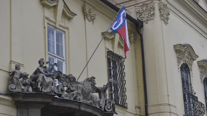 Sokolská vlajka na budově brněnské Nové radnice