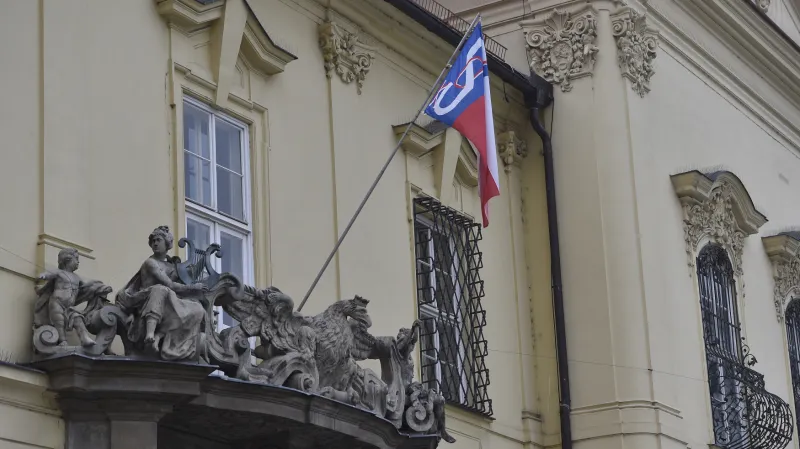 Sokolská vlajka na budově brněnské Nové radnice